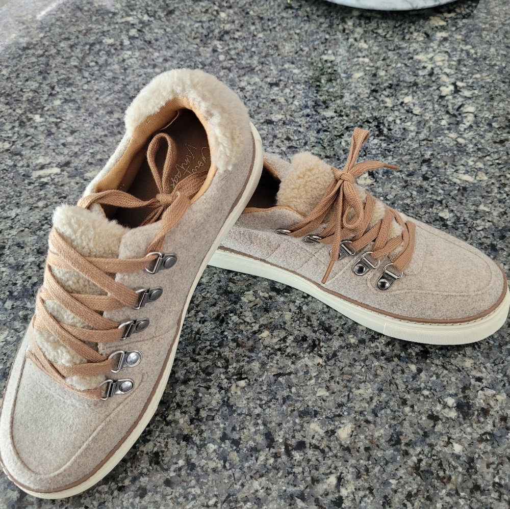 Crown Vintage biege sneakers casual flat fleece accents 7.5 US pristine